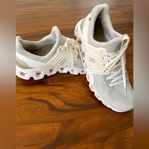 womens on cloud shoes size 9.5 White